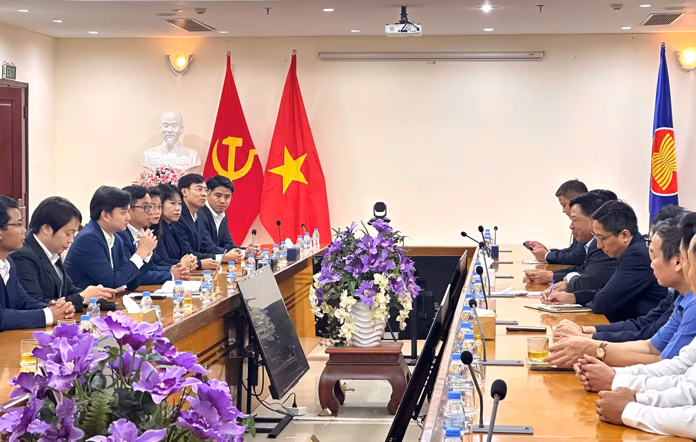Đoàn đại biểu T.Ư Đoàn thăm và làm việc với Đại sứ quán Việt Nam tại Campuchia. Ảnh: BTC
