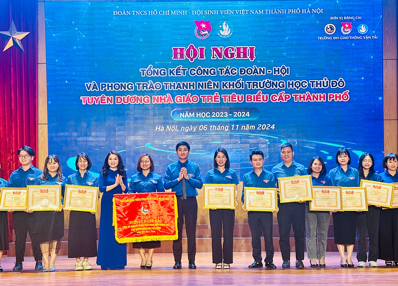 Anh Lâm Tùng và chị Chu Hồng Minh trao cờ thi đua và bằng khen của T.Ư Đoàn cho tập thể, cá nhân có thành tích xuất sắc trong công tác Đoàn và phong trào thanh niên trường học. Ảnh: Xuân Tùng