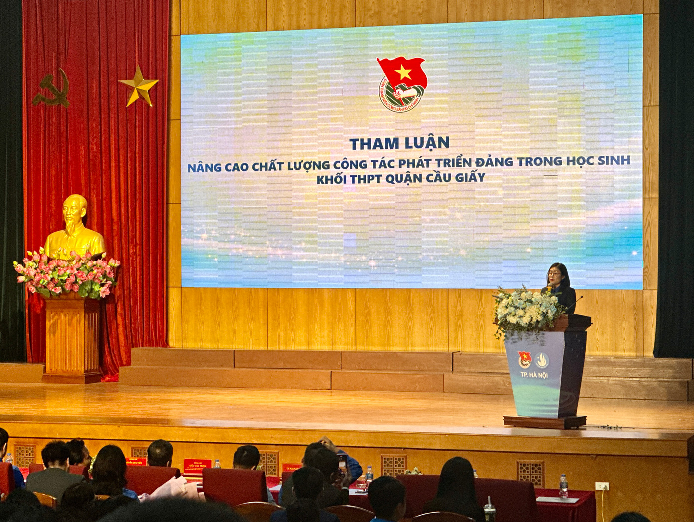 Chị Trần Diệu Linh trình bày tham luận tại hội nghị. Ảnh: Xuân Tùng