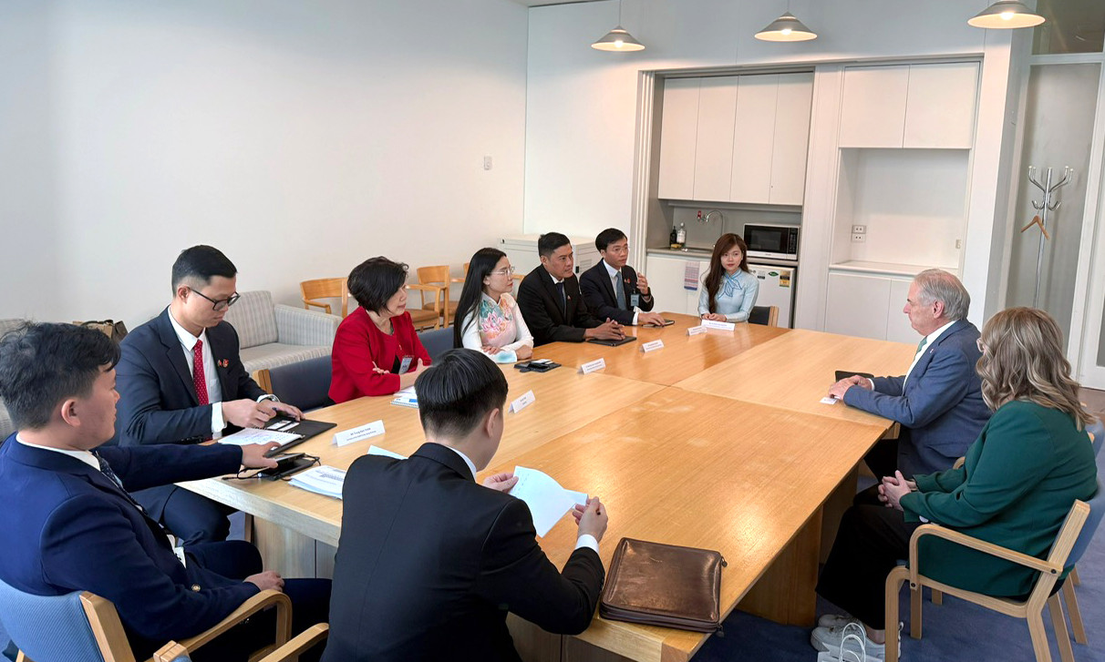 Đoàn đại biểu T.Ư Đoàn làm việc với ông Don Farrell - Quốc vụ khanh đặc biệt, Bộ trưởng Bộ Thương mại, Thượng nghị sĩ, phụ trách Hội đồng Giao lưu chính trị Australia. Ảnh: Ban Quốc tế T.Ư Đoàn Đoàn đại biểu T.Ư Đoàn làm việc với ông Don Farrell - Quốc vụ khanh đặc biệt, Bộ trưởng Bộ Thương mại, Thượng nghị sĩ, phụ trách Hội đồng Giao lưu chính trị Australia. Ảnh: Ban Quốc tế T.Ư Đoàn