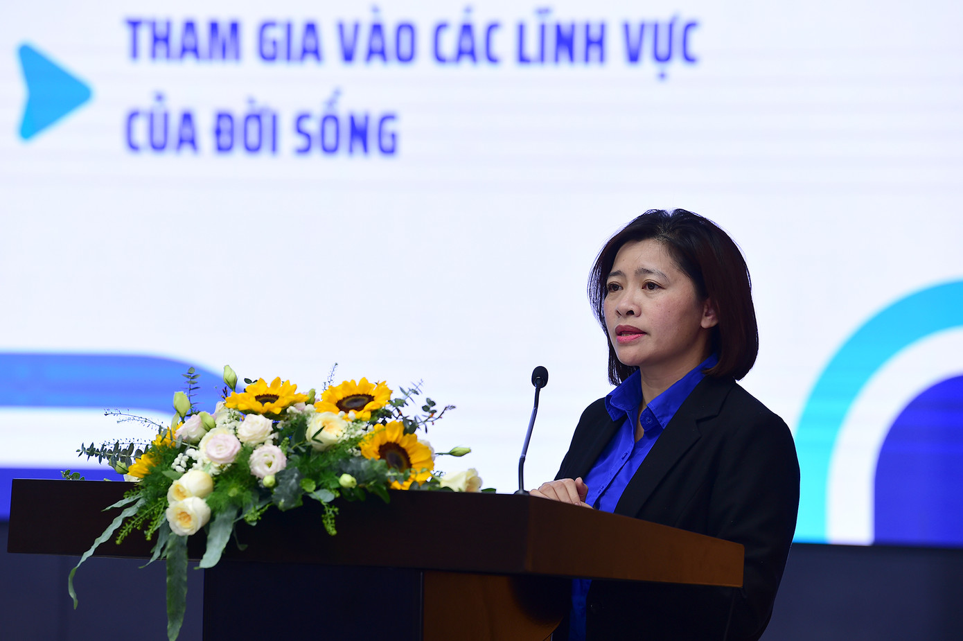 Chị Đỗ Thị Kim Hoa - Giám đốc Trung tâm thông tin nguồn lực tình nguyện Việt Nam chia sẻ tham luận về nâng cao năng lực tình nguyện cho thanh niên. Ảnh: Xuân Tùng Chị Đỗ Thị Kim Hoa - Giám đốc Trung tâm thông tin nguồn lực tình nguyện Việt Nam chia sẻ tham luận về nâng cao năng lực tình nguyện cho thanh niên. Ảnh: Xuân Tùng