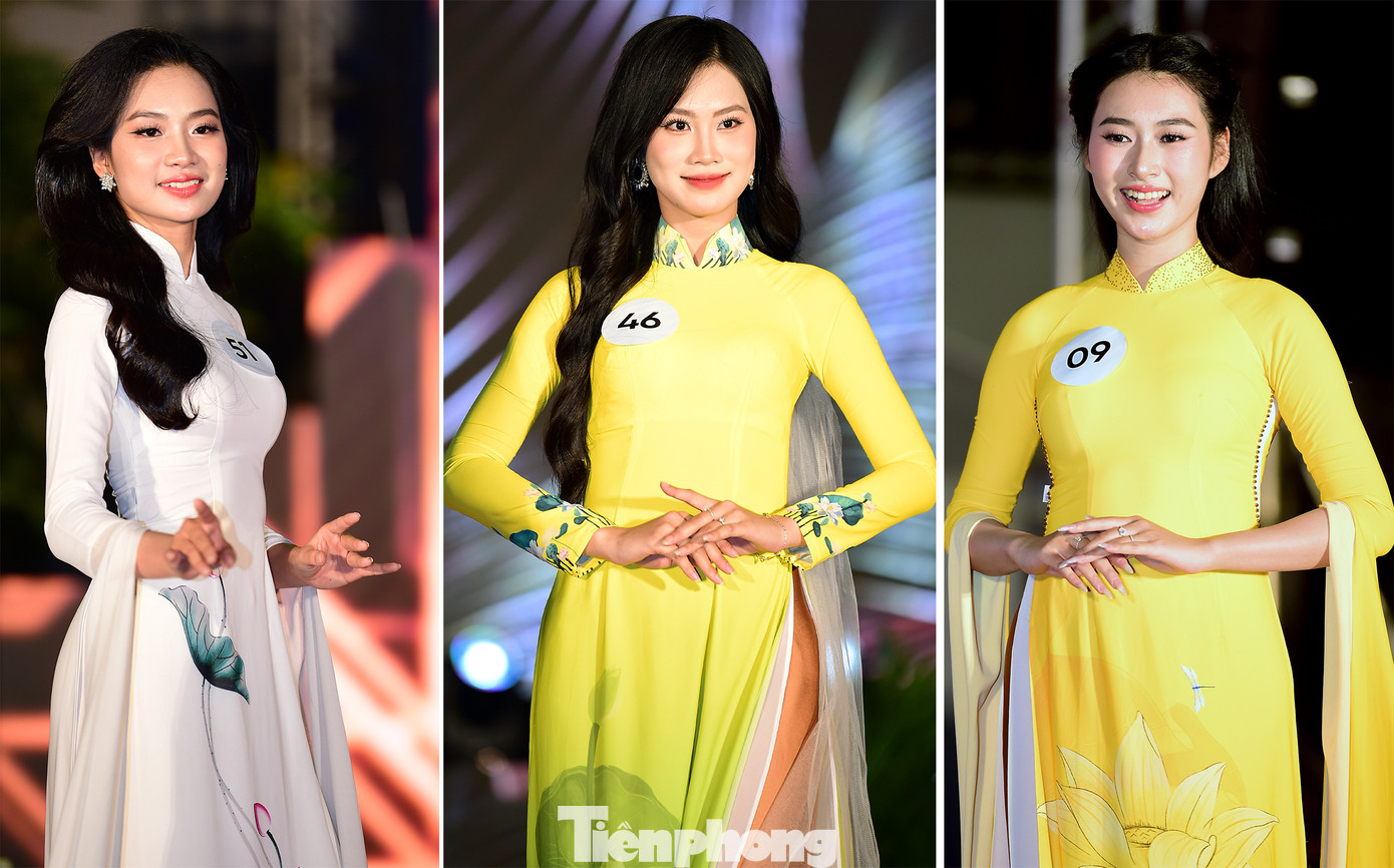 Các thí sinh trong phần trình diễn trang phục áo dài Các thí sinh trong phần trình diễn trang phục áo dài