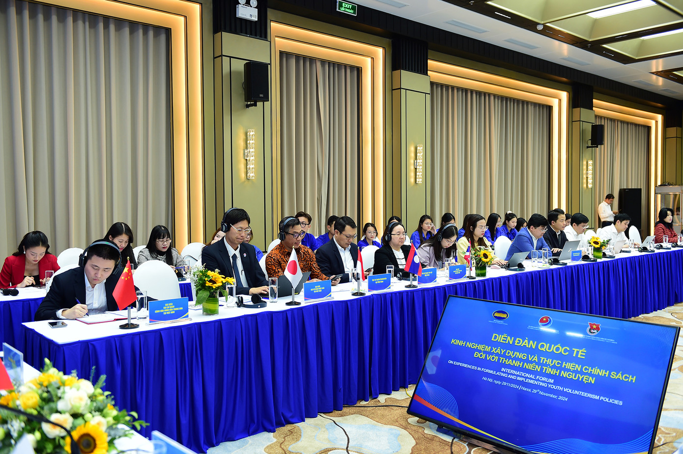 Diễn đàn quốc tế “Kinh nghiệm xây dựng và thực hiện chính sách đối với thanh niên tình nguyện” diễn ra theo hình thức trực tiếp và trực tuyến Diễn đàn quốc tế “Kinh nghiệm xây dựng và thực hiện chính sách đối với thanh niên tình nguyện” diễn ra theo hình thức trực tiếp và trực tuyến