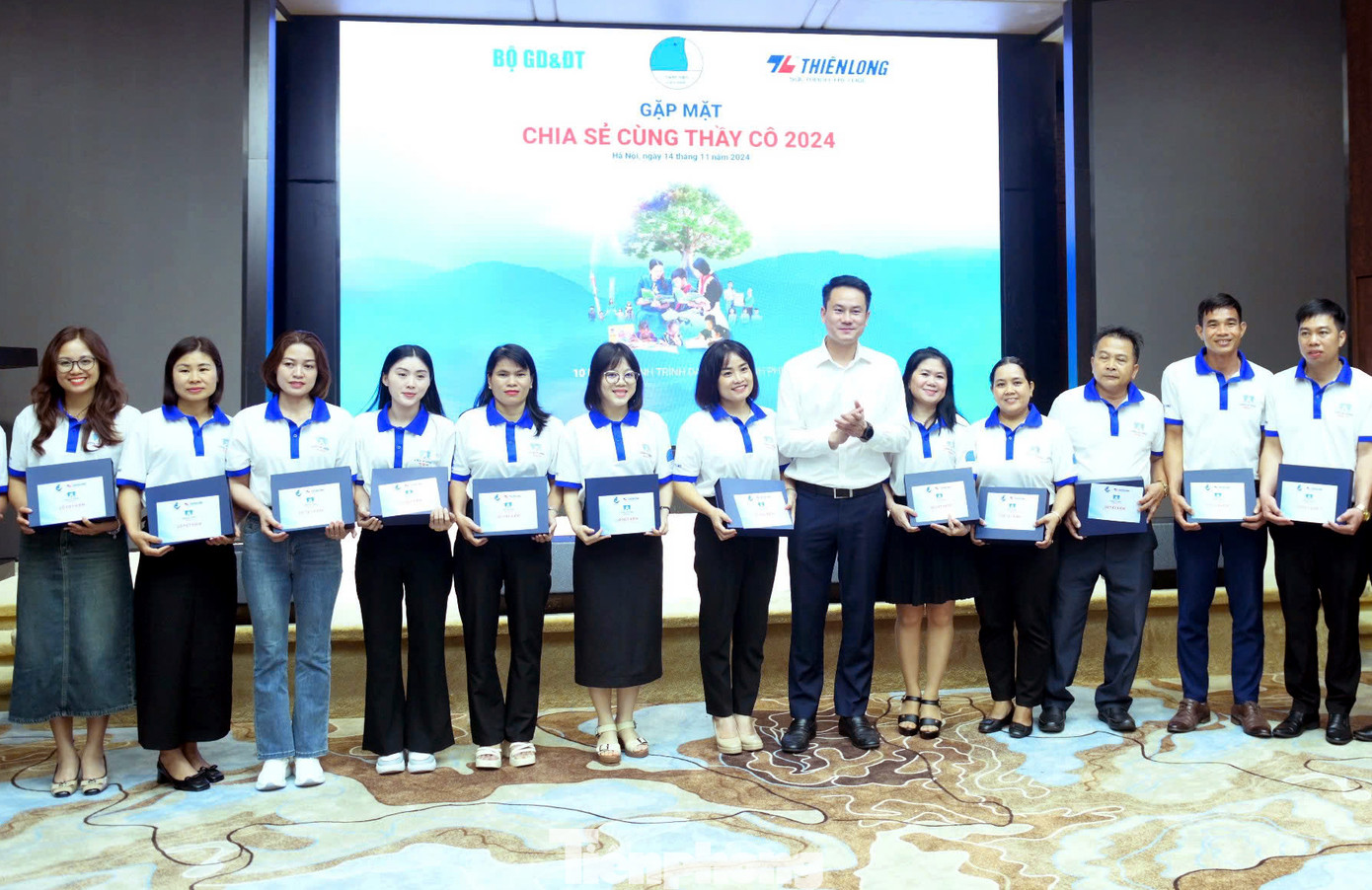 Anh Nguyễn Kim Quy - Ủy viên Ban Thường vụ T.Ư Đoàn, Phó Chủ tịch thường trực T.Ư Hội LHTN Việt Nam trao sổ tiết kiệm, quà các giáo viên. Anh Nguyễn Kim Quy - Ủy viên Ban Thường vụ T.Ư Đoàn, Phó Chủ tịch thường trực T.Ư Hội LHTN Việt Nam trao sổ tiết kiệm, quà các giáo viên.