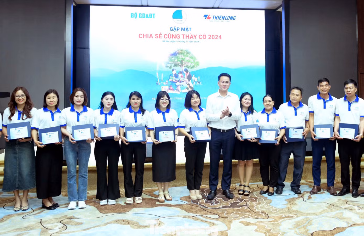 Anh Nguyễn Kim Quy - Ủy viên Ban Thường vụ T.Ư Đoàn, Phó Chủ tịch thường trực T.Ư Hội LHTN Việt Nam trao sổ tiết kiệm, quà các giáo viên.