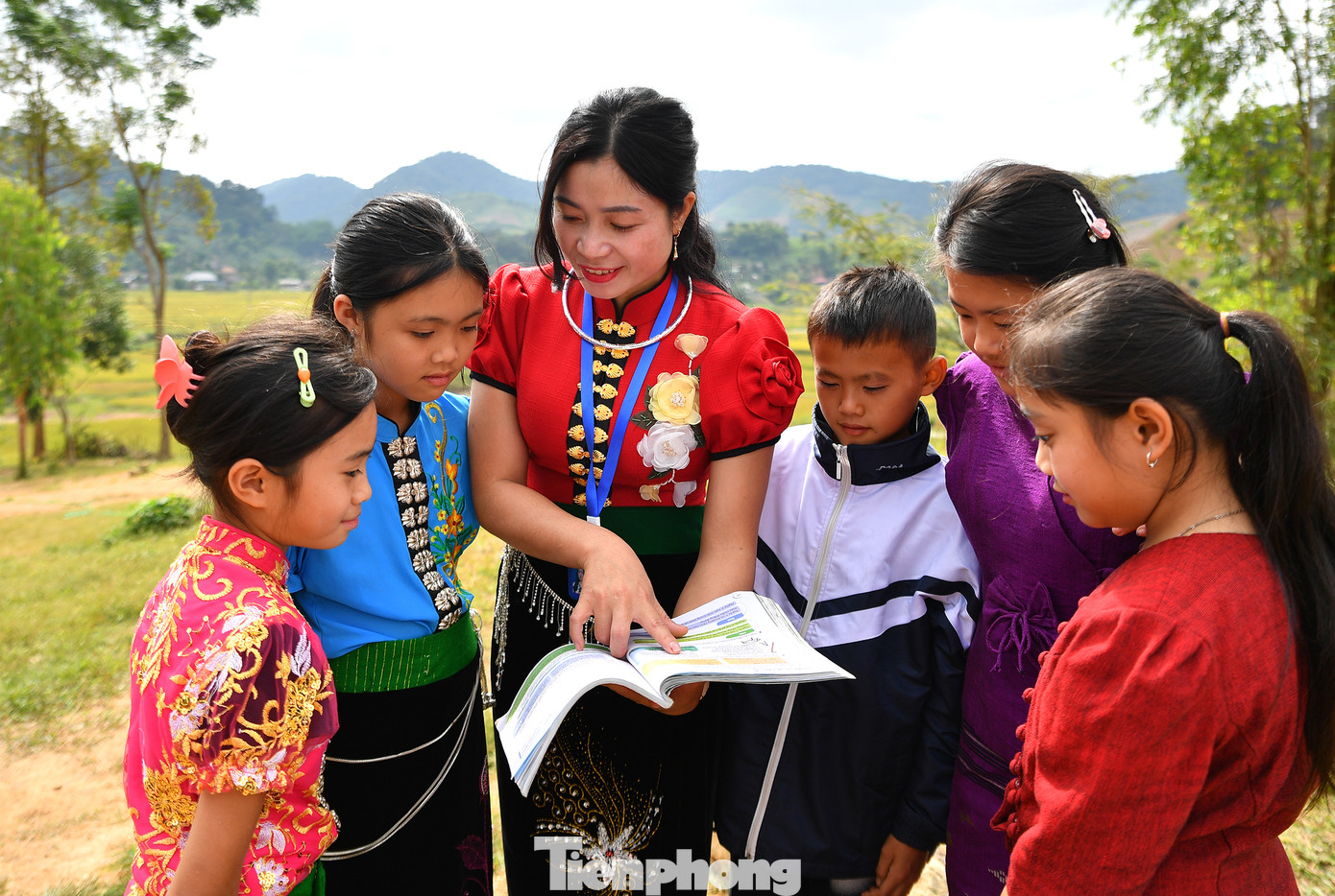 Cô Quàng Thị Xuân đã có hơn chục năm "gieo chữ" cho các em học sinh dân tộc thiểu số. Ảnh: P.Linh