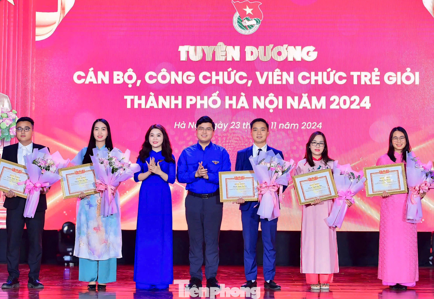 Chị Chu Hồng Minh và anh Hoàng Đức Nam trao khen thưởng cho các gương được tuyên dương. Ảnh: Xuân Tùng