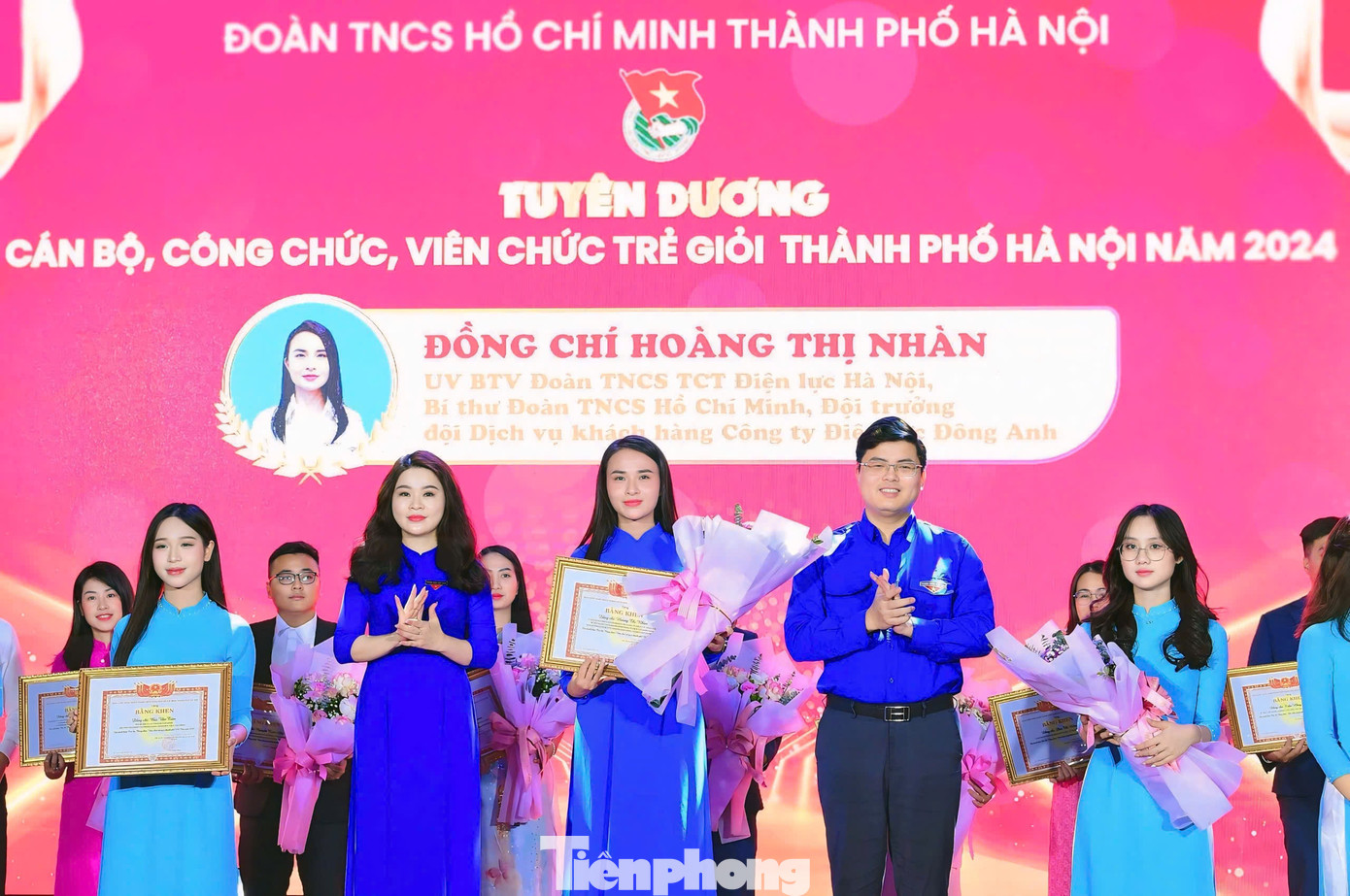 Chị Chu Hồng Minh và anh Hoàng Đức Nam trao khen thưởng cho các gương được tuyên dương. Ảnh: Xuân Tùng