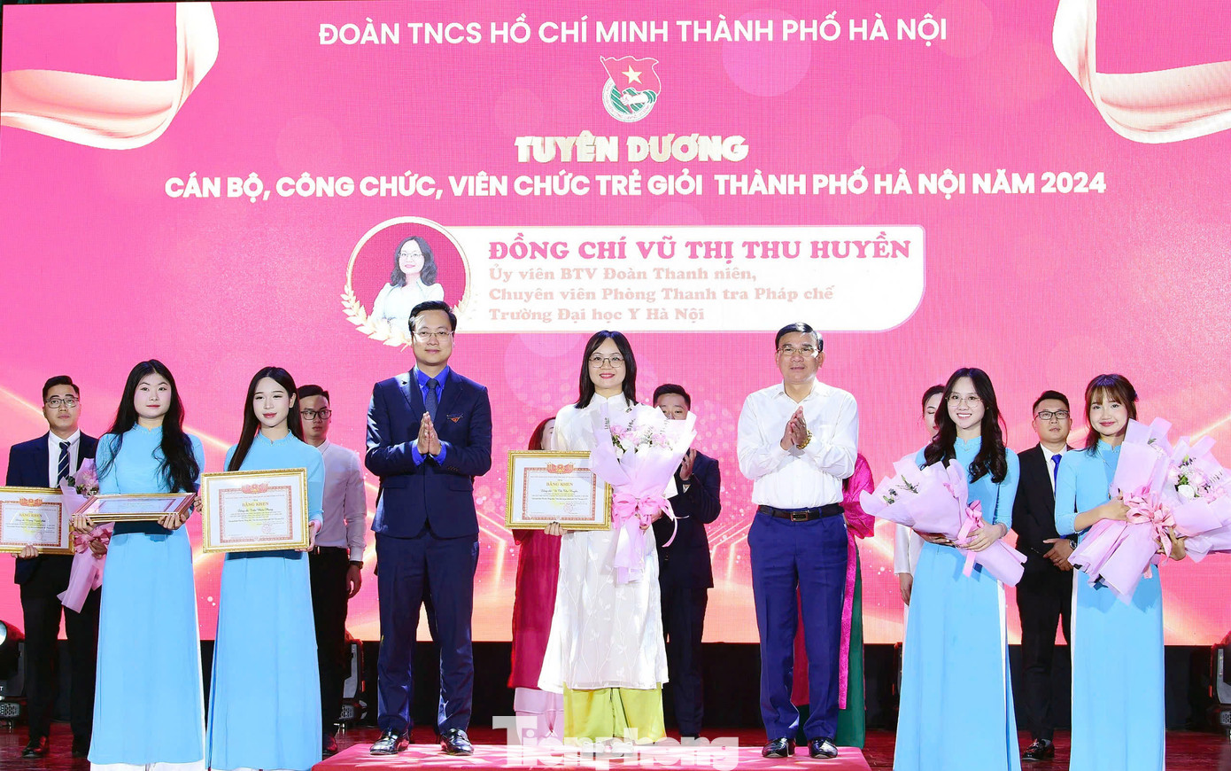 Anh Trần Quang Hưng và đại diện Ban Dân vận Thành uỷ Hà Nội trao khen thưởng cho các gương tại chương trình. Ảnh: Xuân Tùng