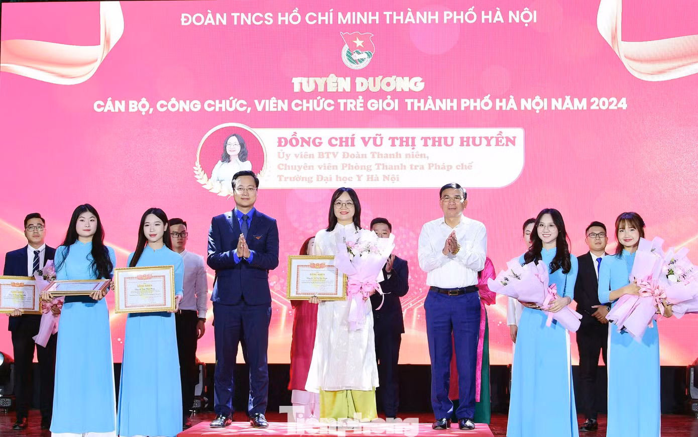 Anh Trần Quang Hưng và đại diện Ban Dân vận Thành uỷ Hà Nội trao khen thưởng cho các gương tại chương trình. Ảnh: Xuân Tùng