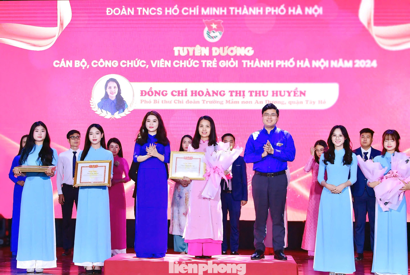 Chị Chu Hồng Minh và anh Hoàng Đức Nam trao khen thưởng cho các gương được tuyên dương. Ảnh: Xuân Tùng