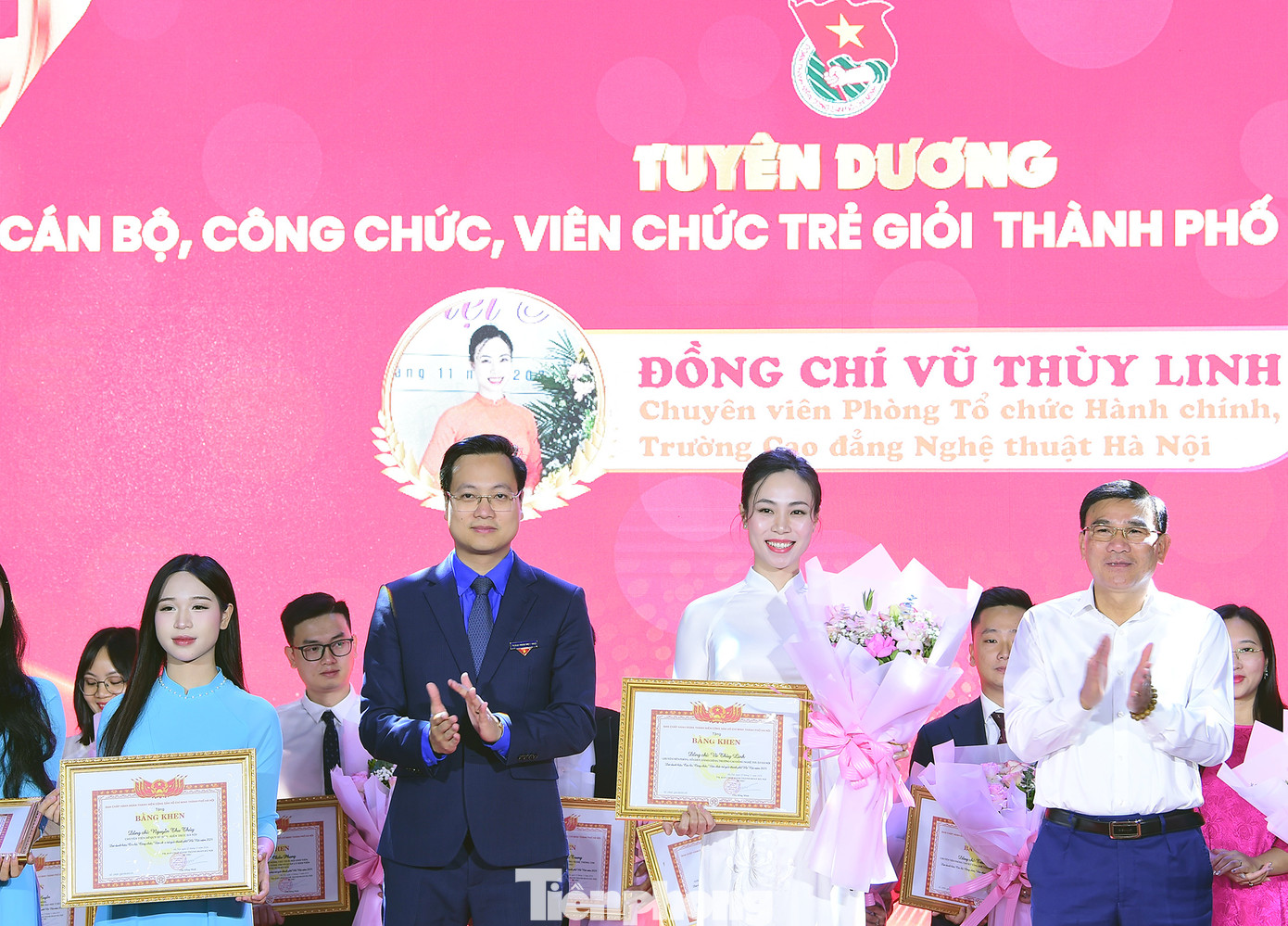 Anh Trần Quang Hưng và đại diện Ban Dân vận Thành uỷ Hà Nội trao khen thưởng cho các gương tại chương trình. Ảnh: Xuân Tùng