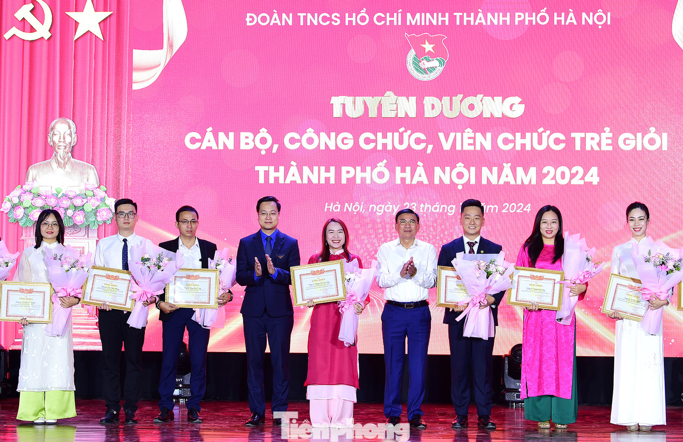 Anh Trần Quang Hưng và đại diện Ban Dân vận Thành uỷ Hà Nội trao khen thưởng cho các gương tại chương trình. Ảnh: Xuân Tùng