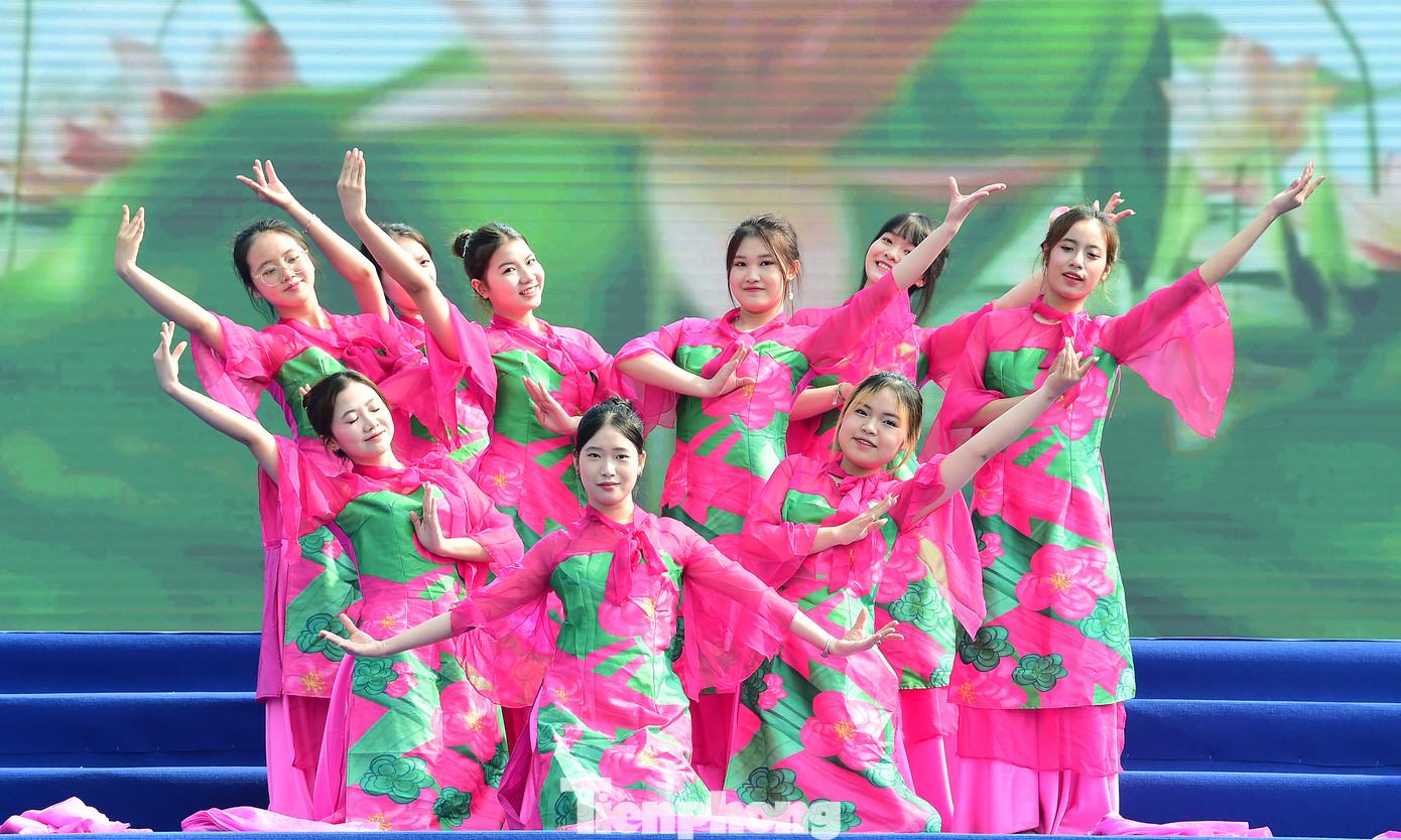 Các đội thi tranh tài trong vòng chung kết cuộc thi Thử thách “Aodai Dance” - Vũ điệu Áo dài. Ảnh: Xuân Tùng Các đội thi tranh tài trong vòng chung kết cuộc thi Thử thách “Aodai Dance” - Vũ điệu Áo dài. Ảnh: Xuân Tùng