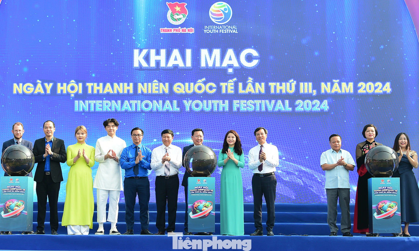 Các đại biểu thực hiện nghi thức khai mạc ngày hội. Ảnh: Xuân Tùng Các đại biểu thực hiện nghi thức khai mạc ngày hội. Ảnh: Xuân Tùng
