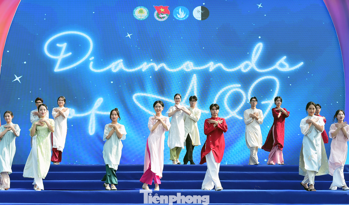 Các đội thi tranh tài trong vòng chung kết cuộc thi Thử thách “Aodai Dance” - Vũ điệu Áo dài. Ảnh: Xuân Tùng Các đội thi tranh tài trong vòng chung kết cuộc thi Thử thách “Aodai Dance” - Vũ điệu Áo dài. Ảnh: Xuân Tùng