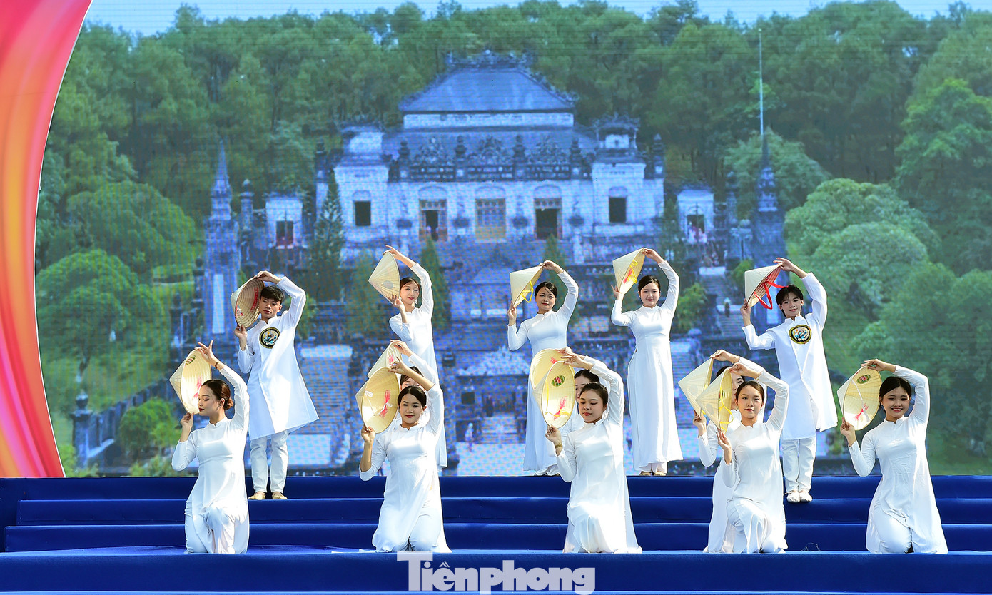 Các đội thi tranh tài trong vòng chung kết cuộc thi Thử thách “Aodai Dance” - Vũ điệu Áo dài. Ảnh: Xuân Tùng Các đội thi tranh tài trong vòng chung kết cuộc thi Thử thách “Aodai Dance” - Vũ điệu Áo dài. Ảnh: Xuân Tùng