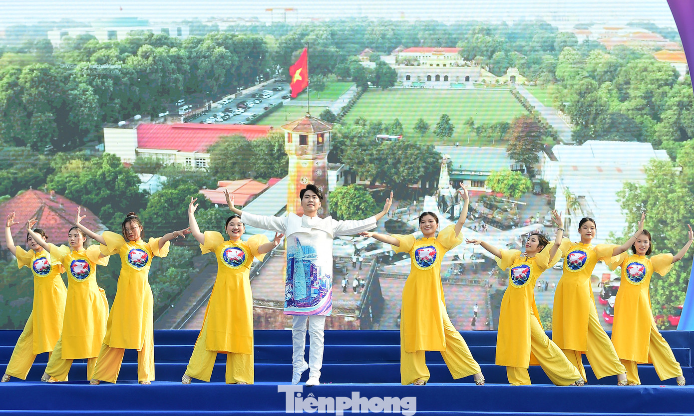 Màn giới thiệu sắc màu văn hoá Việt Nam và nhiều nước trên thế giới trong ngày hội. Ảnh: Xuân Tùng Màn giới thiệu sắc màu văn hoá Việt Nam và nhiều nước trên thế giới trong ngày hội. Ảnh: Xuân Tùng