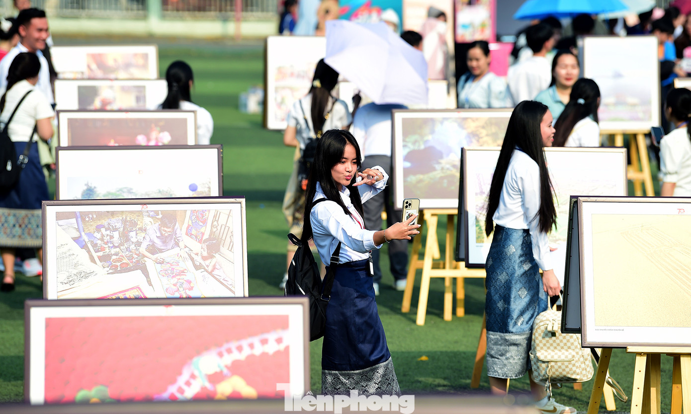 Các bạn trẻ hoà mình vào không gian triển lãm tại ngày hội. Ảnh: Xuân Tùng Các bạn trẻ hoà mình vào không gian triển lãm tại ngày hội. Ảnh: Xuân Tùng