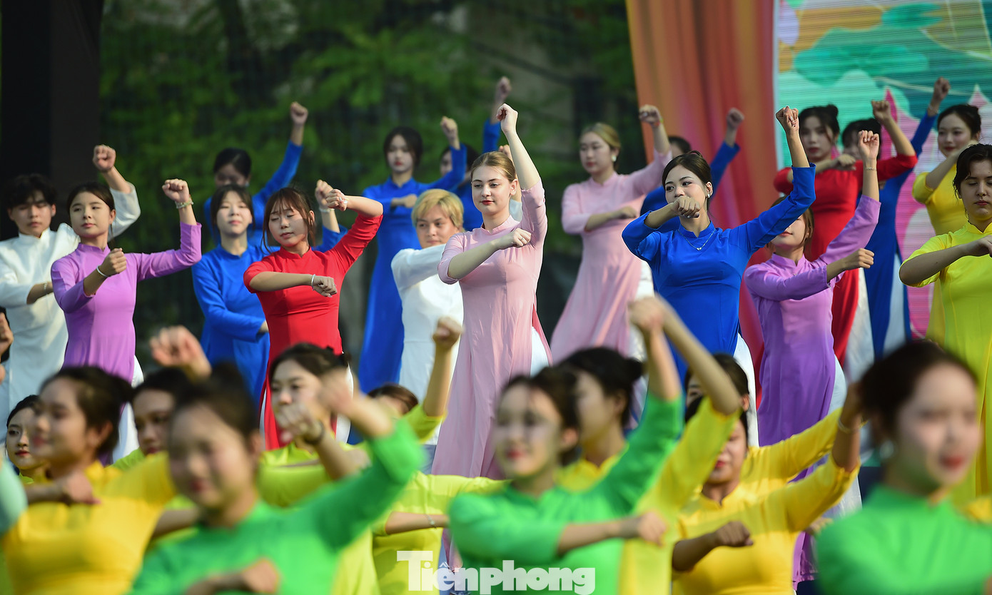 120 sinh viên Việt Nam và các du học sinh quốc tế tại Việt Nam sẽ đồng diễn “Vũ điệu Áo dài”. Ảnh: Xuân Tùng 120 sinh viên Việt Nam và các du học sinh quốc tế tại Việt Nam sẽ đồng diễn “Vũ điệu Áo dài”. Ảnh: Xuân Tùng