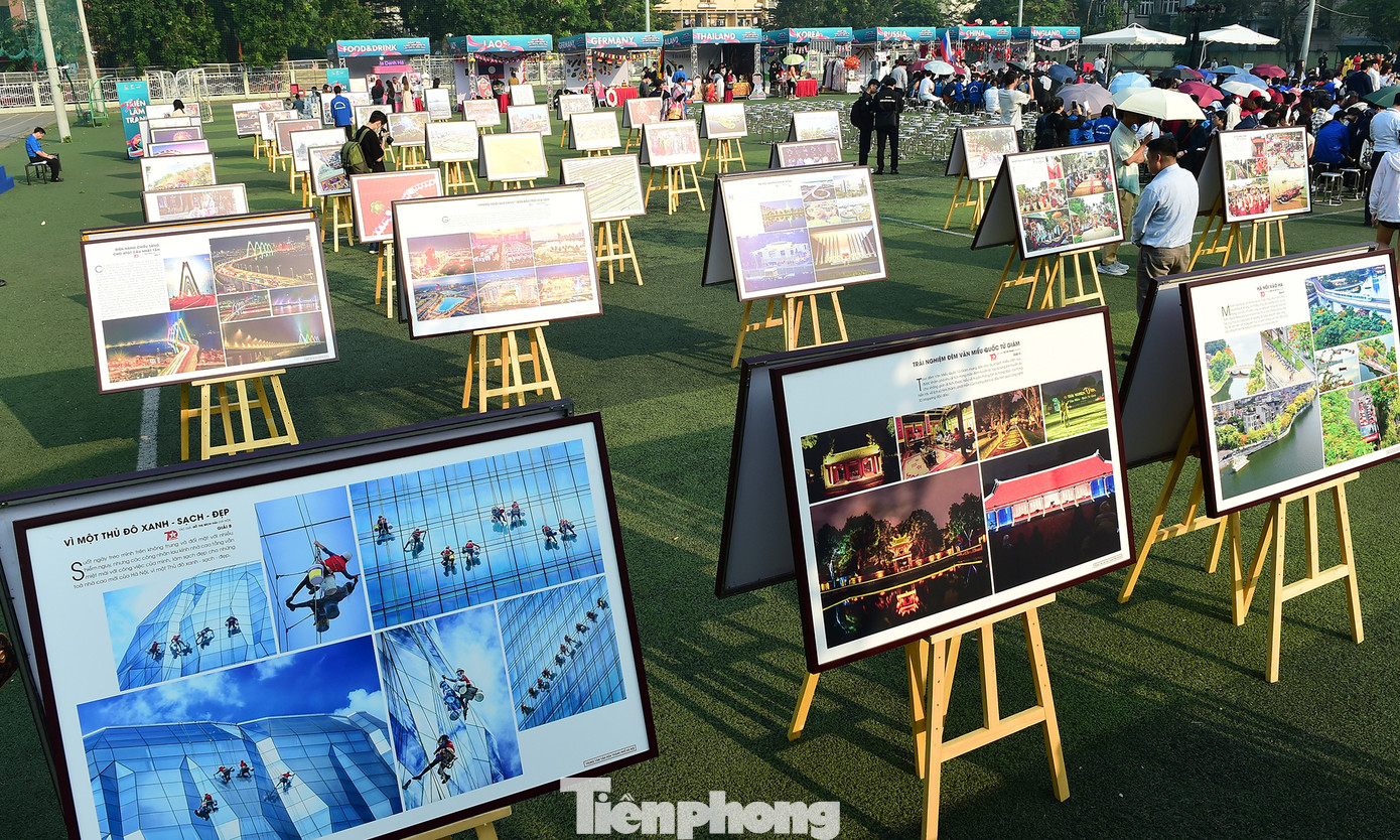 Triển lãm ảnh giới thiệu danh lam, thắng cảnh và con người Việt Nam và Thủ đô Hà Nội. Ảnh: Xuân Tùng Triển lãm ảnh giới thiệu danh lam, thắng cảnh và con người Việt Nam và Thủ đô Hà Nội. Ảnh: Xuân Tùng