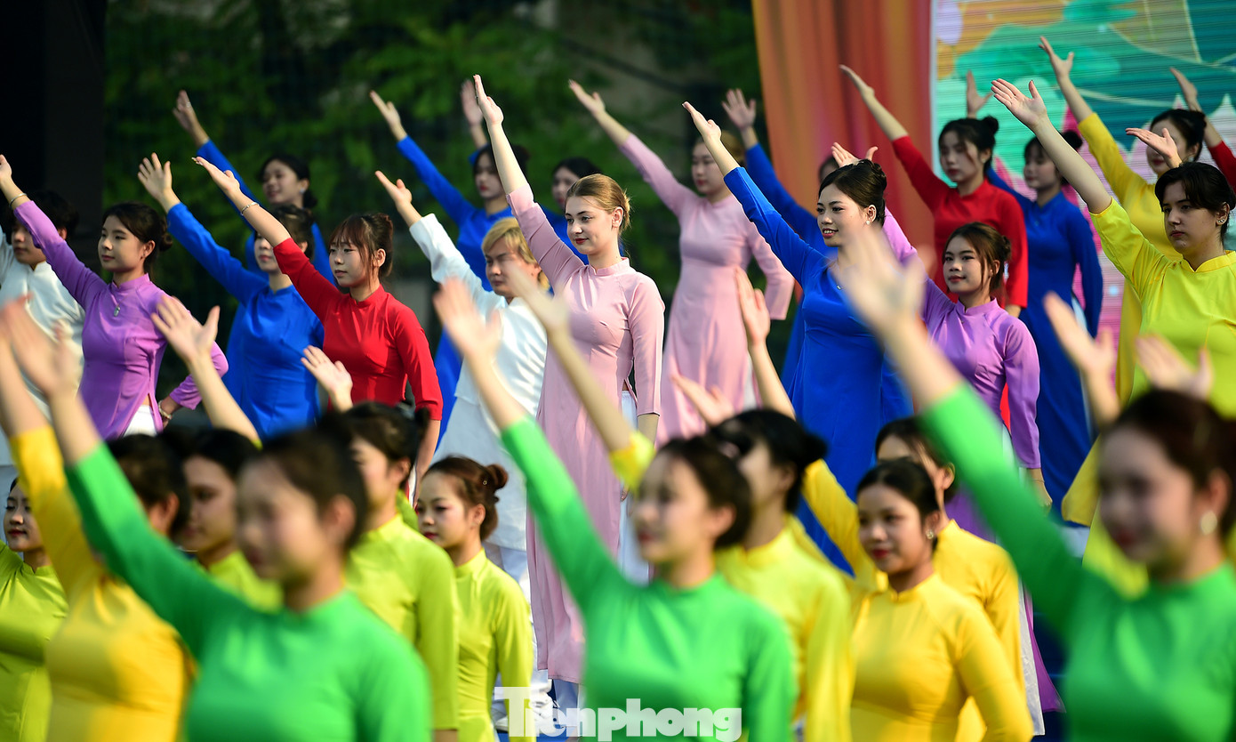 120 sinh viên Việt Nam và các du học sinh quốc tế tại Việt Nam sẽ đồng diễn “Vũ điệu Áo dài”. Ảnh: Xuân Tùng 120 sinh viên Việt Nam và các du học sinh quốc tế tại Việt Nam sẽ đồng diễn “Vũ điệu Áo dài”. Ảnh: Xuân Tùng
