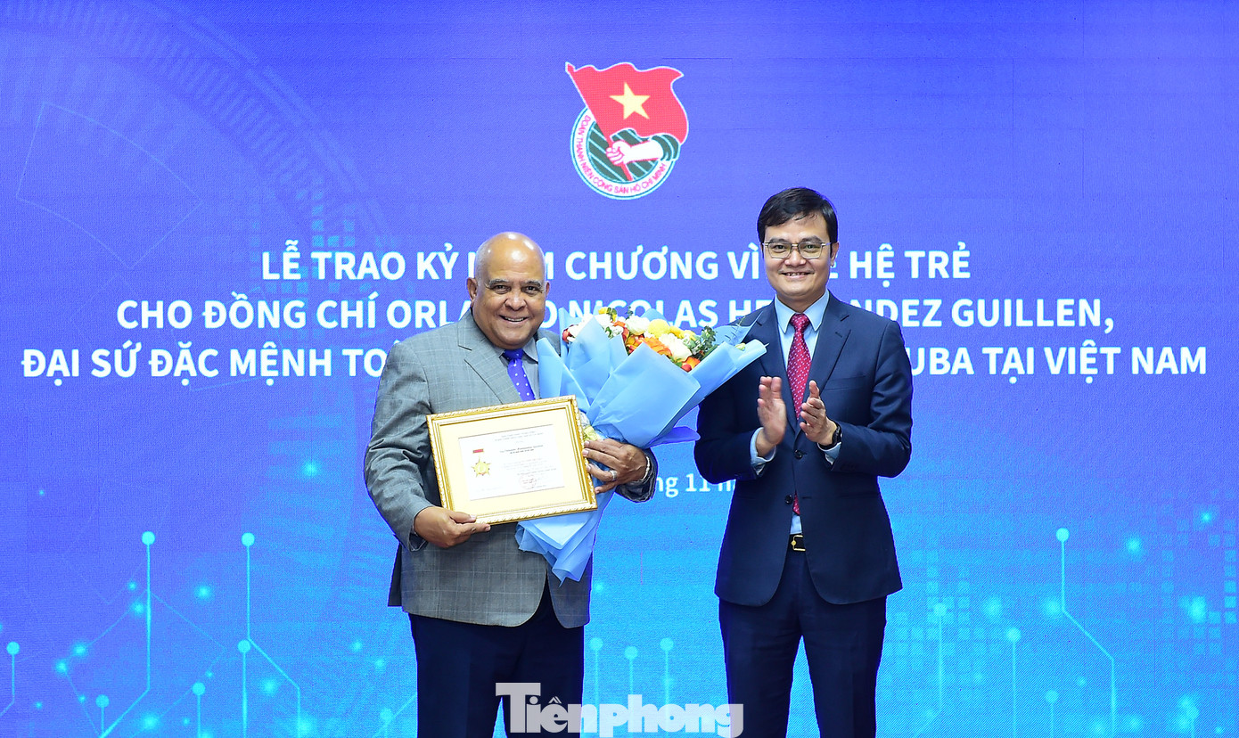 Thay mặt Ban Bí thư T.Ư Đoàn, Bí thư thứ nhất T.Ư Đoàn Bùi Quang Huy trao tặng Kỷ niệm chương &quot;Vì thế hệ trẻ&quot; cho Đại sứ đặc mệnh toàn quyền Cuba tại Việt Nam Orlando Nicolás Hernández Guillén. Ảnh: Xuân Tùng