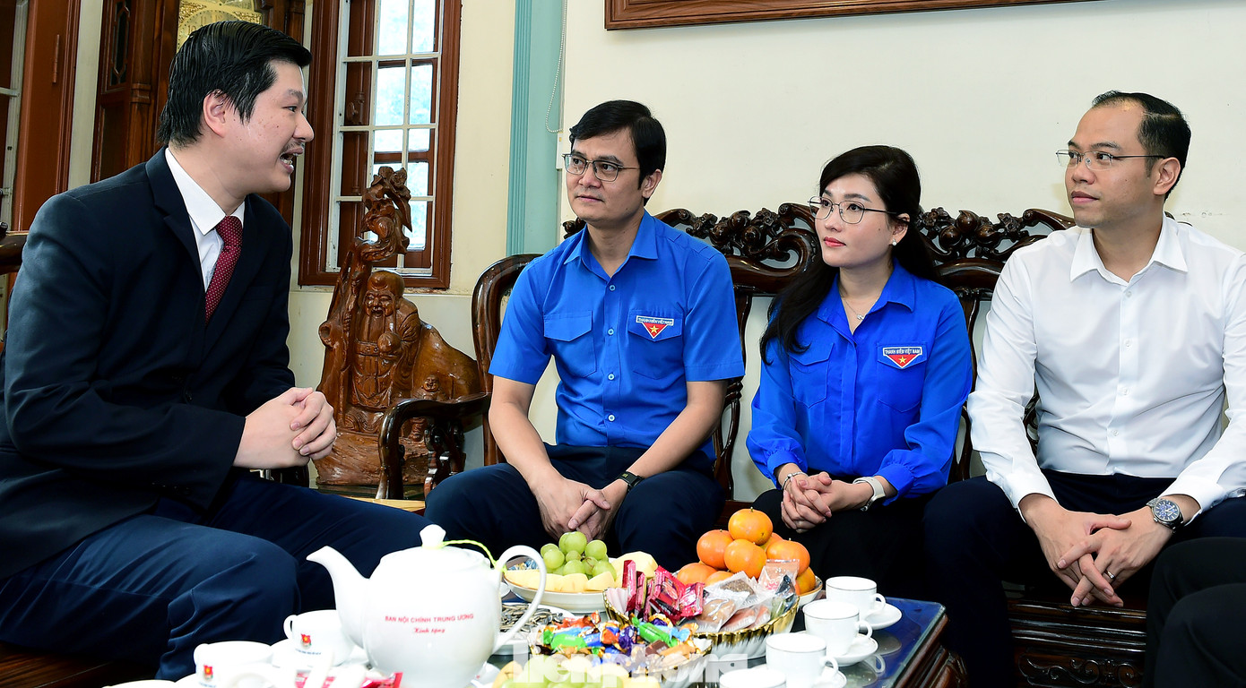 Đoàn công tác thăm hỏi, chúc mừng PGS.TS Lê Hoàng Sơn dịp ngày Nhà giáo Việt Nam. Ảnh: Xuân Tùng