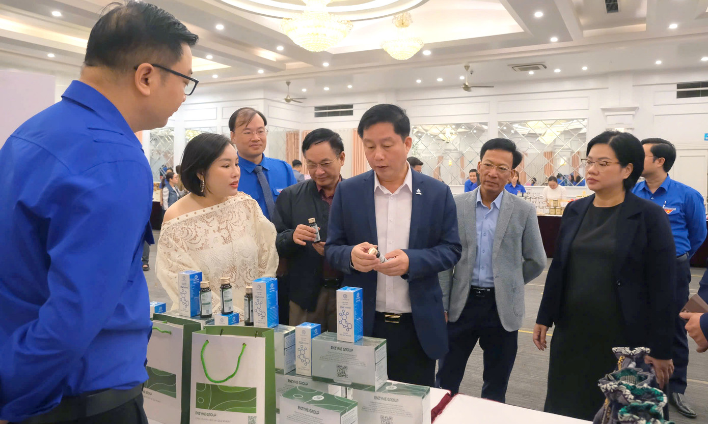 Các đại biểu tham quan các gian hàng trưng bày sản phẩm khởi nghiệp thanh niên. Ảnh: BTC Các đại biểu tham quan các gian hàng trưng bày sản phẩm khởi nghiệp thanh niên. Ảnh: BTC