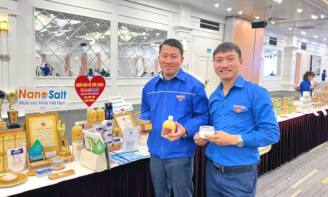 Các đại biểu tham quan các gian hàng trưng bày sản phẩm khởi nghiệp thanh niên. Ảnh: BTC Các đại biểu tham quan các gian hàng trưng bày sản phẩm khởi nghiệp thanh niên. Ảnh: BTC