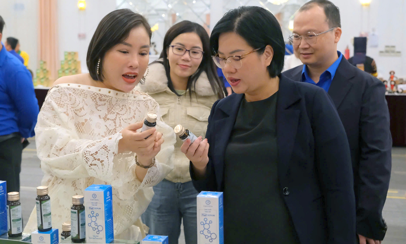 Các đại biểu tham quan các gian hàng trưng bày sản phẩm khởi nghiệp thanh niên. Ảnh: BTC Các đại biểu tham quan các gian hàng trưng bày sản phẩm khởi nghiệp thanh niên. Ảnh: BTC