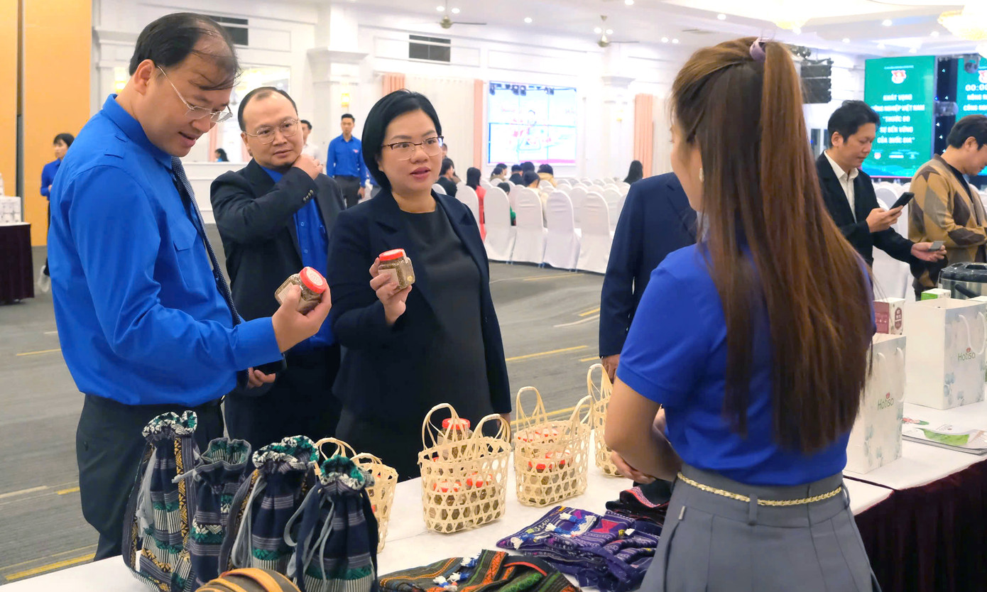 Các đại biểu tham quan các gian hàng trưng bày sản phẩm khởi nghiệp thanh niên. Ảnh: BTC Các đại biểu tham quan các gian hàng trưng bày sản phẩm khởi nghiệp thanh niên. Ảnh: BTC