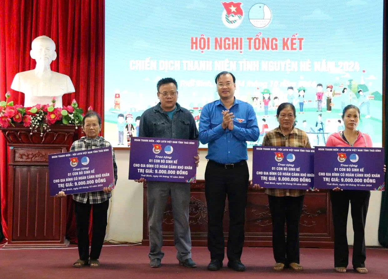 Mô hình "Trao bò sinh kế" đã tạo một điểm tựa giúp các gia đình có hoàn cảnh đặc biệt khó khăn, trẻ em mồ côi. Trong ảnh, anh Thiệu Minh Quỳnh trao biển tượng trưng mô hình bò sinh kế cho người dân.