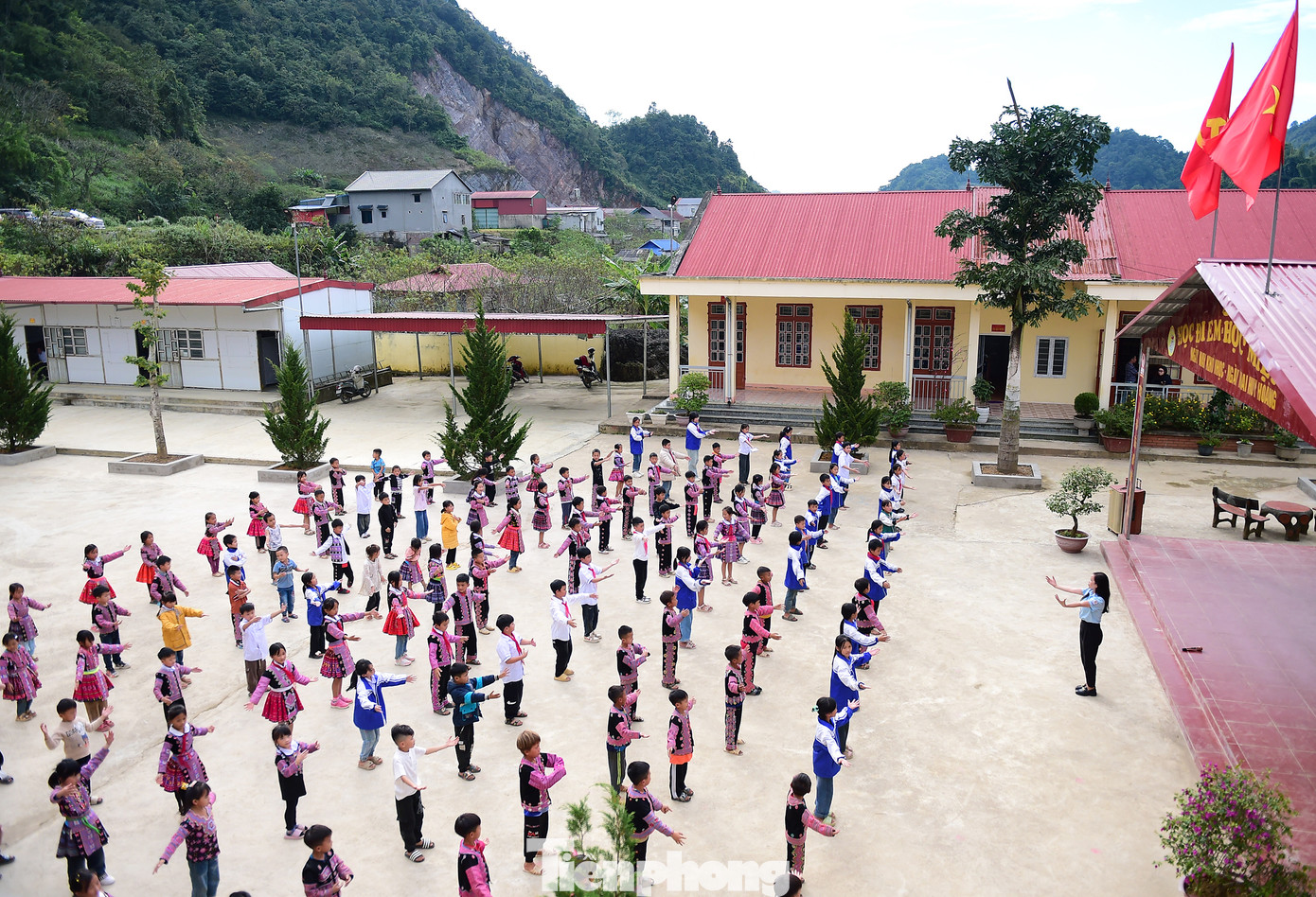 Cô Vì Thị Hằng là giáo viên kiêm Tổng phụ trách Đội, trường Tiểu học Lóng Luông. Ảnh: Xuân Tùng