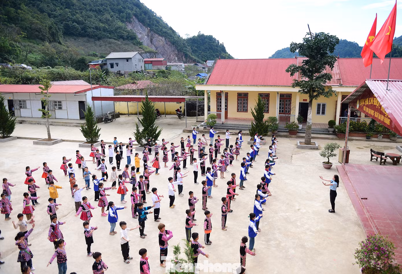 Cô Vì Thị Hằng là giáo viên kiêm Tổng phụ trách Đội, trường Tiểu học Lóng Luông. Ảnh: Xuân Tùng
