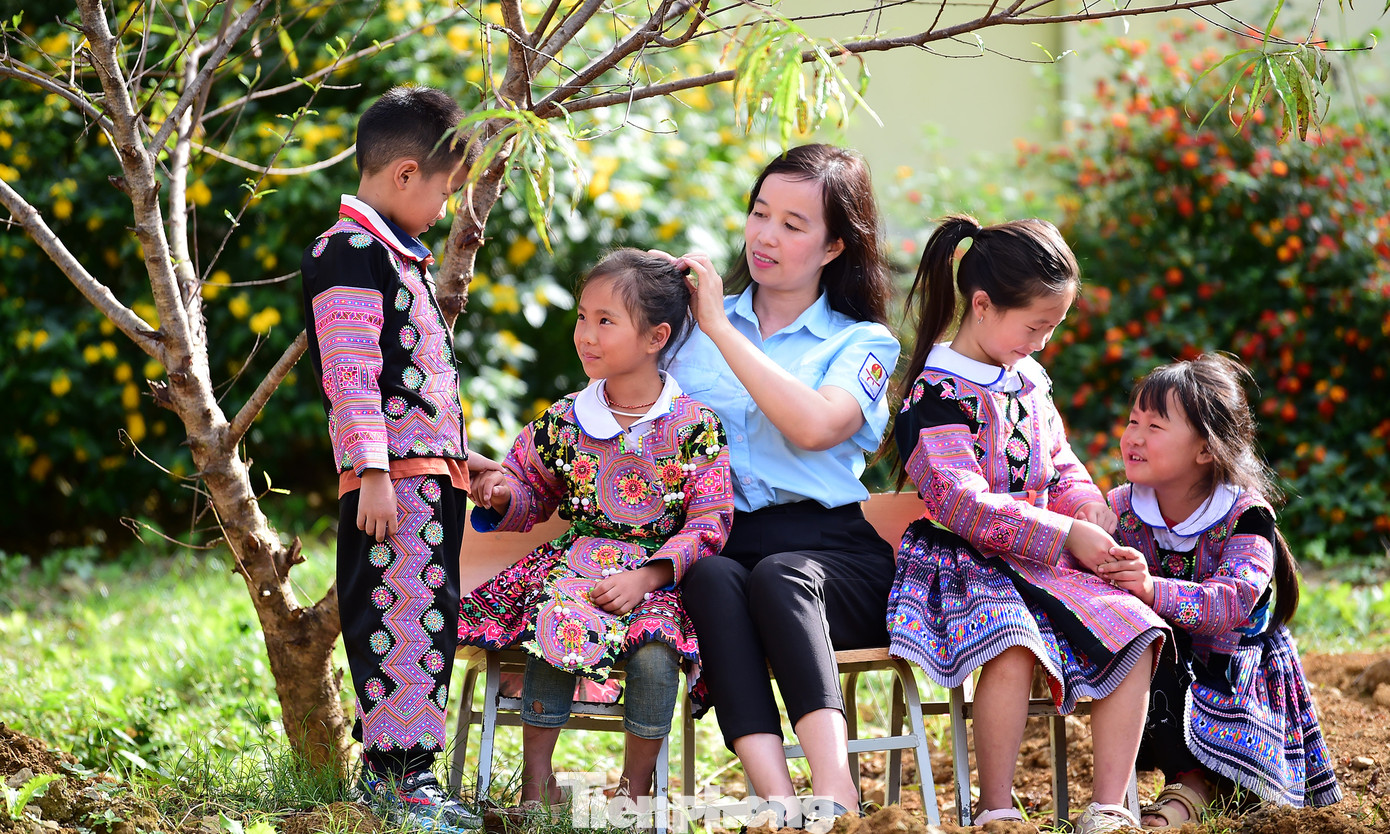 Cô Hằng hỗ trợ, hướng dẫn các em học sinh giữ gìn vệ sinh cá nhân; chăm lo giấc ngủ cho các em học sinh nhà xa ở lại trường buổi trưa. Ảnh: Xuân Tùng