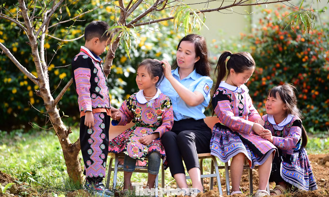 Cô Hằng hỗ trợ, hướng dẫn các em học sinh giữ gìn vệ sinh cá nhân; chăm lo giấc ngủ cho các em học sinh nhà xa ở lại trường buổi trưa. Ảnh: Xuân Tùng