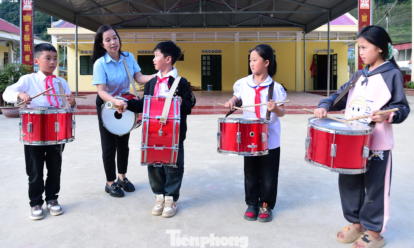 Cô Hằng hướng dẫn các em trong đội trống của trường. Ảnh: Xuân Tùng