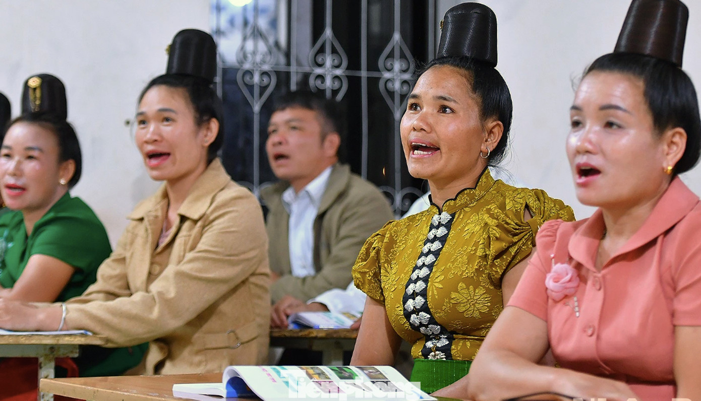 Học sinh của lớp là bà con các dân tộc Mông, Thái, Lào… chưa từng cắp sách đi học hoặc con chữ “rơi rụng” theo năm tháng bươn chải mưu sinh. Không ít người đã có cháu nội, cháu ngoại vẫn chăm chỉ đến lớp, nheo đôi mắt về phía bục giảng chăm chú nghe giáo viên giảng bài. Ảnh: Xuân Tùng