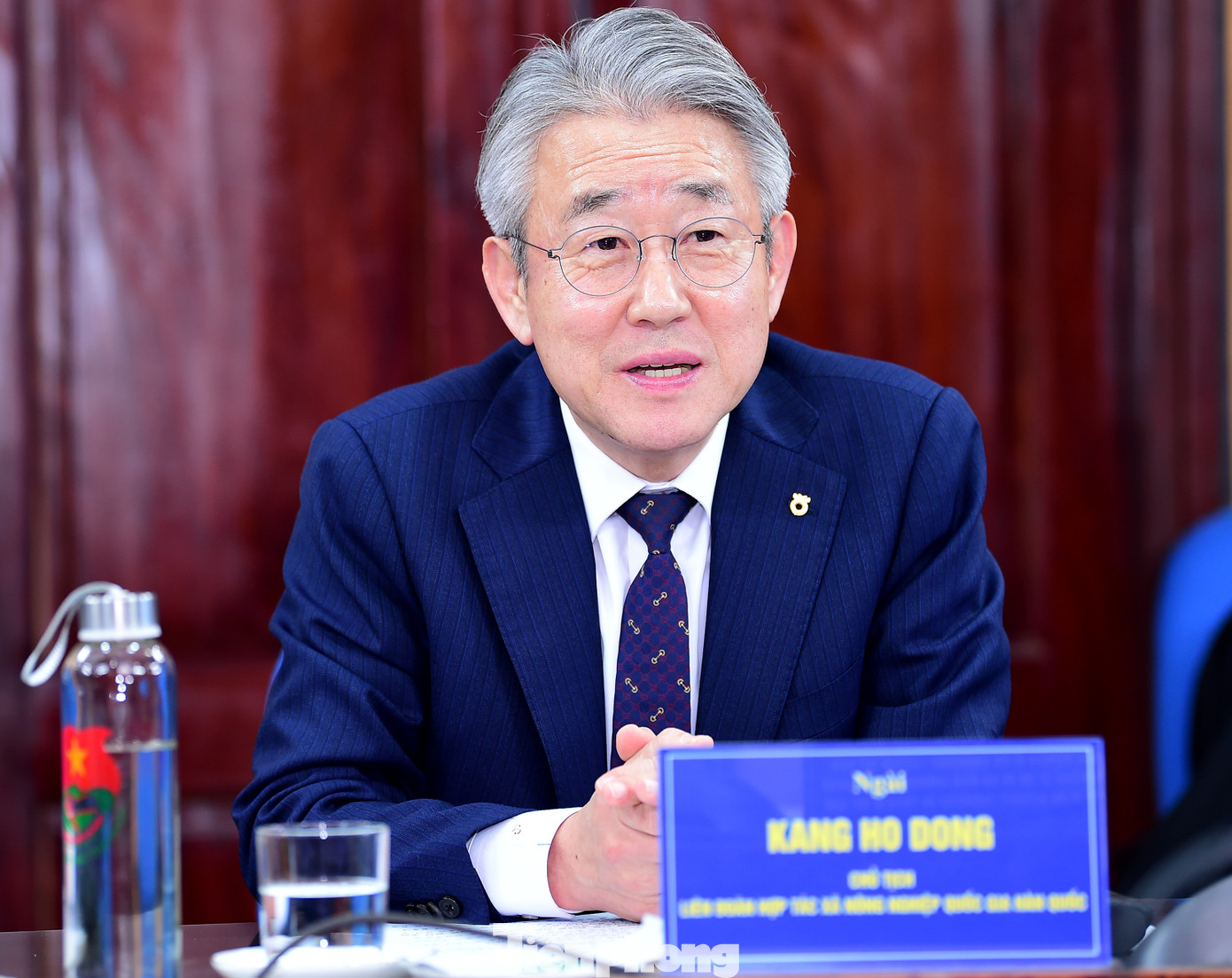 Ông Kang Ho Dong trao đổi tại buổi làm việc. Ảnh: Xuân Tùng