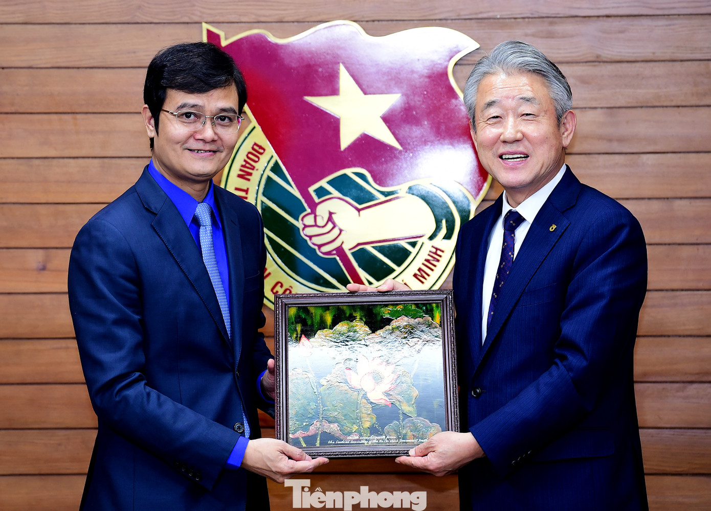 Bí thư thứ nhất T.Ư Đoàn Bùi Quang Huy tặng quà Chủ tịch Liên đoàn HTX nông nghiệp Quốc gia Hàn Quốc Kang Ho Dong tại buổi làm việc. Ảnh: Xuân Tùng