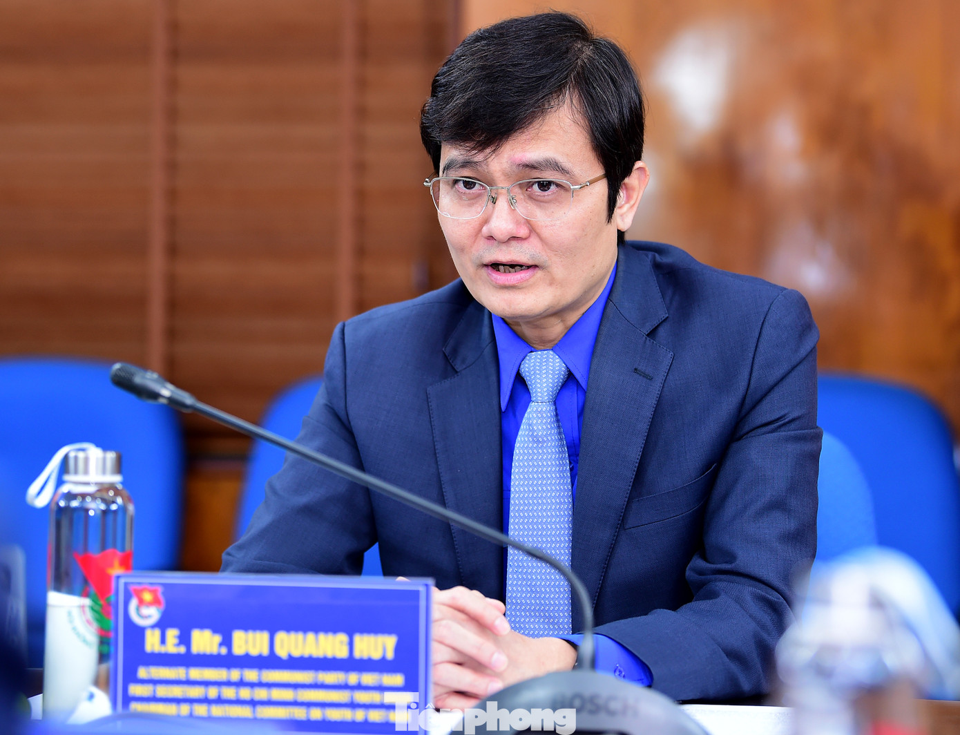 Anh Bùi Quang Huy trao đổi tại buổi làm việc. Ảnh: Xuân Tùng