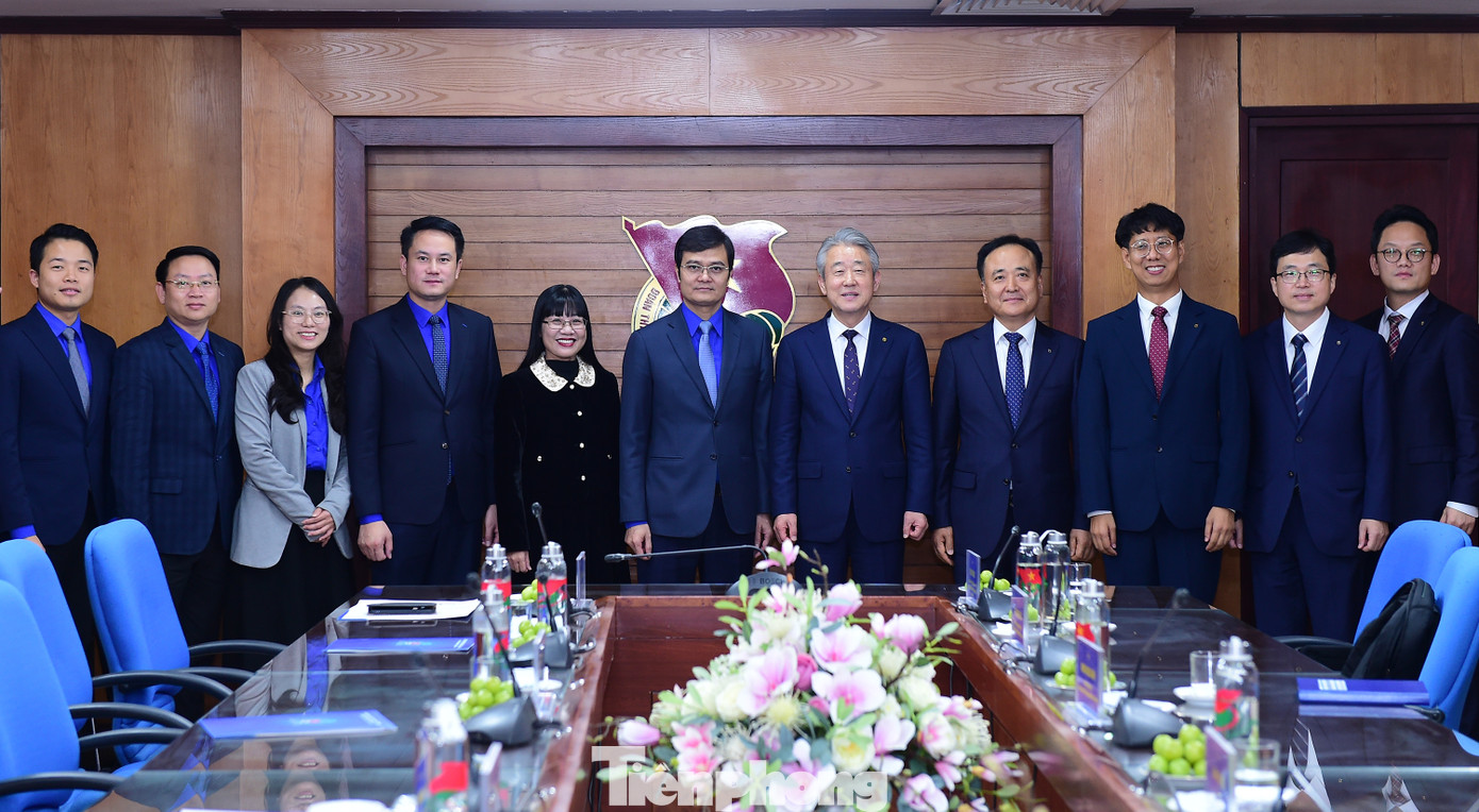 Các đại biểu T.Ư Đoàn và Liên đoàn Hợp tác xã nông nghiệp Quốc gia Hàn Quốc tại buổi làm việc. Ảnh: Xuân Tùng