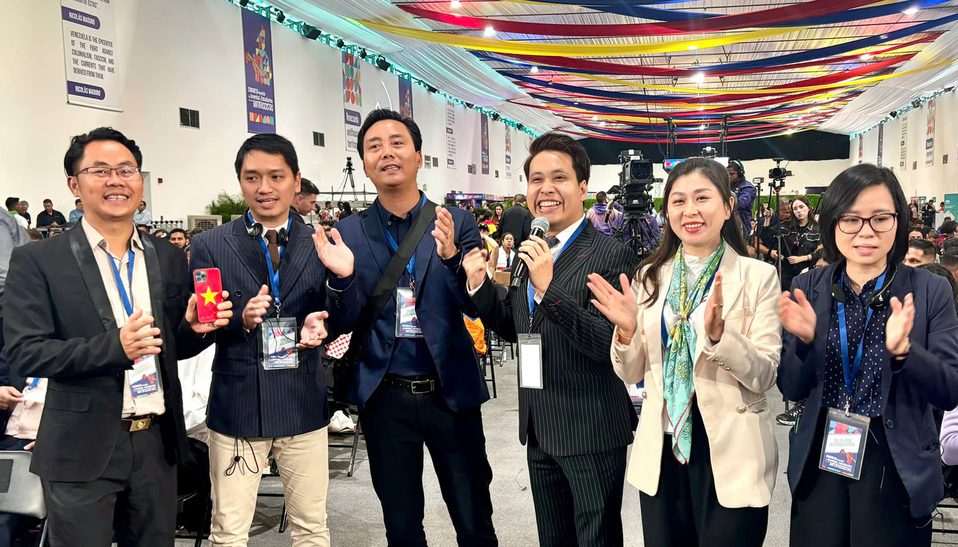 Đoàn đại biểu Việt Nam hát vang bài hát “Như có Bác Hồ trong ngày vui đại thắng”. Ảnh: BQT Đoàn đại biểu Việt Nam hát vang bài hát “Như có Bác Hồ trong ngày vui đại thắng”. Ảnh: BQT