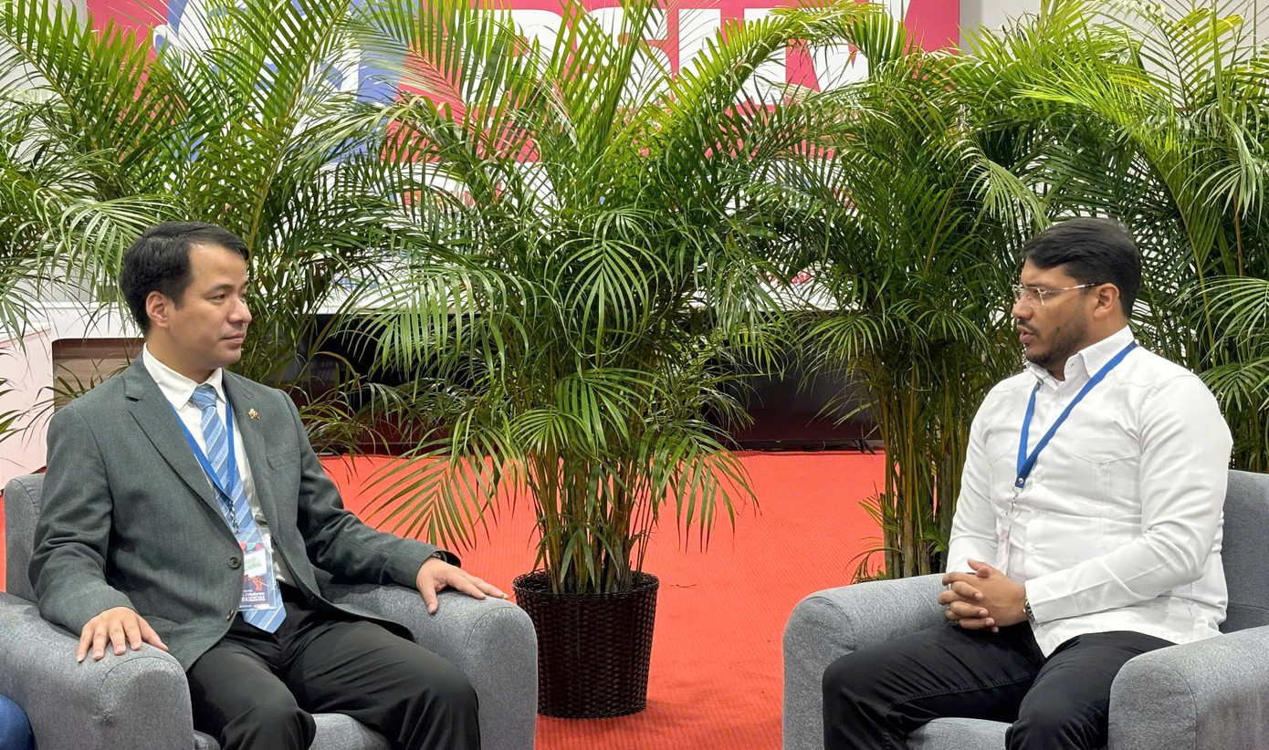 Bí thư T.Ư Đoàn Ngô Văn Cương và Phó Chủ tịch Đảng XHCN Thống nhất Rander Pena trao đổi tại buổi tiếp. Ảnh: BQT