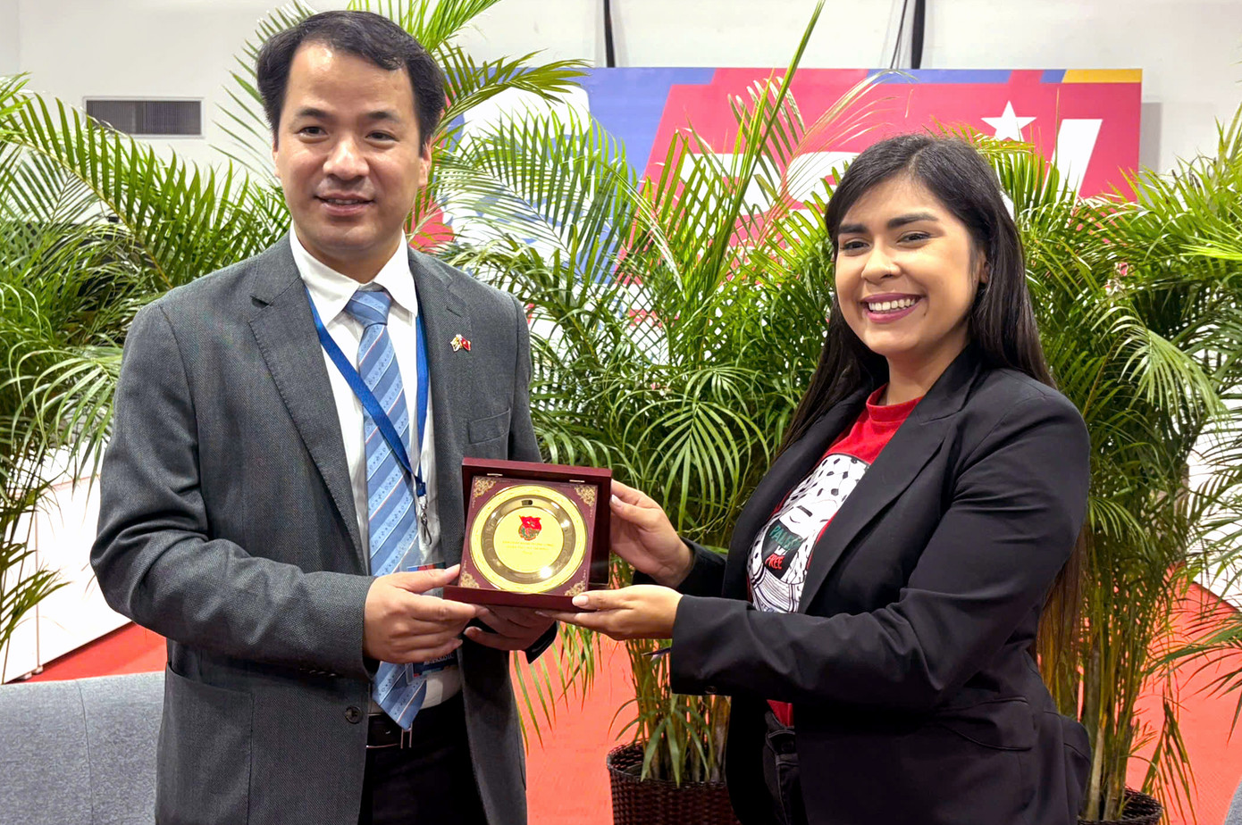 Anh Ngô Văn Cương tặng quà cho chị Grecia Elymar Colmenares Santander. Ảnh: BQT