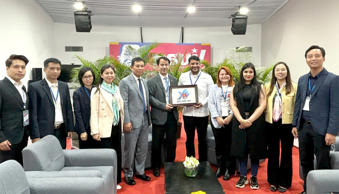 Đoàn đại biểu T.Ư Đoàn tặng quà Phó Chủ tịch Đảng XHCN Thống nhất Rander Pena tại buổi chào xã giao. Ảnh: BQT