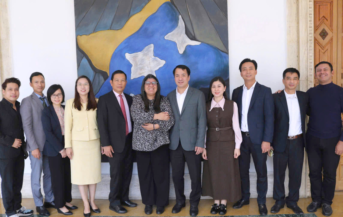 Đoàn đại biểu T.Ư Đoàn chụp ảnh lưu niệm với bà Tatiana Pugh Moreno. Ảnh: BQT