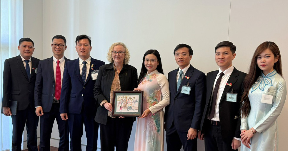 Đoàn đại biểu T.Ư Đoàn tại buổi làm việc với bà Sharon Claydon - đại biểu Quốc hội, Chủ tịch Nhóm Nghị sĩ hữu nghị Việt Nam – Australia. Ảnh: Ban Quốc tế T.Ư Đoàn Đoàn đại biểu T.Ư Đoàn tại buổi làm việc với bà Sharon Claydon - đại biểu Quốc hội, Chủ tịch Nhóm Nghị sĩ hữu nghị Việt Nam – Australia. Ảnh: Ban Quốc tế T.Ư Đoàn
