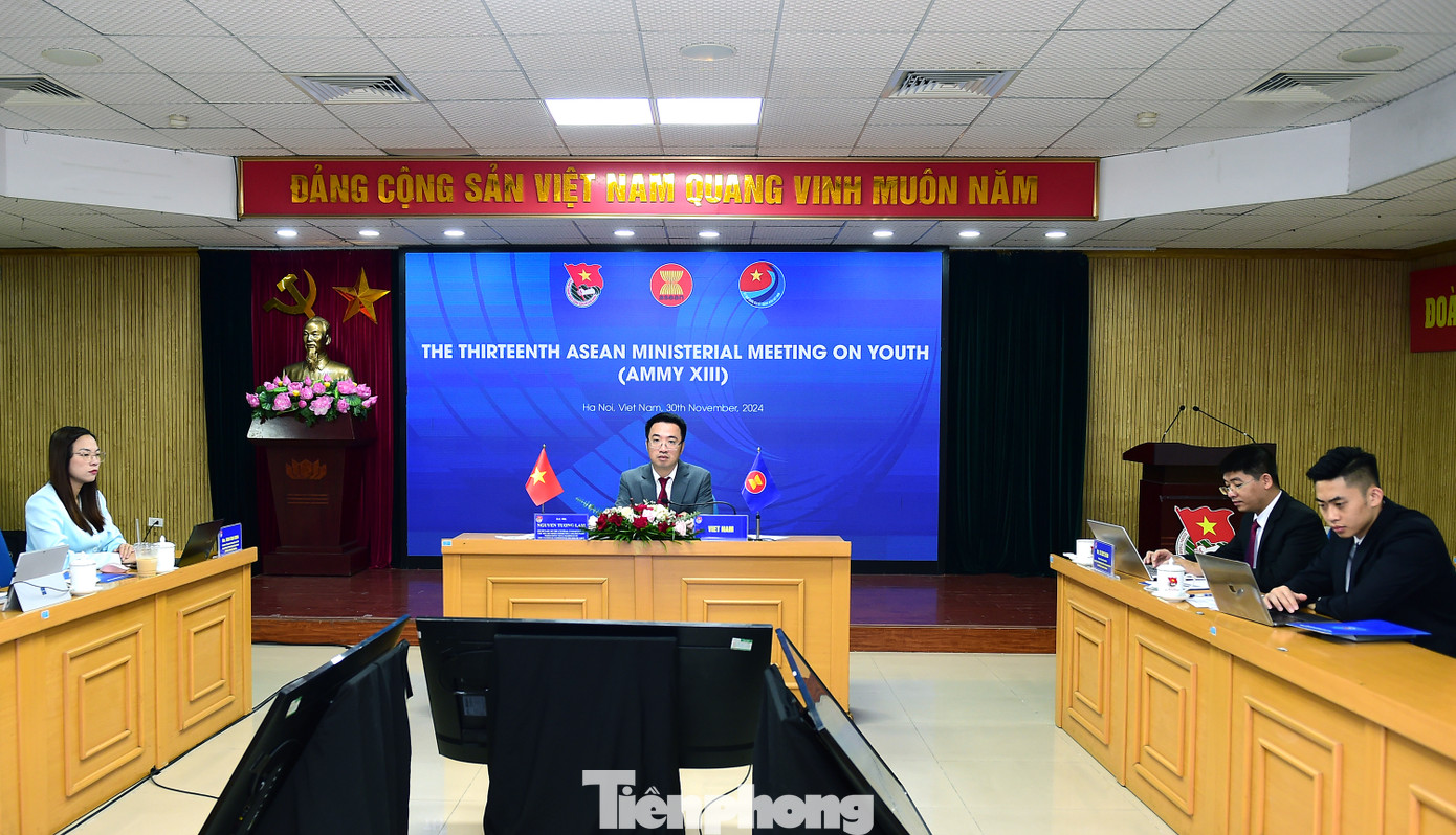 Anh Nguyễn Tường Lâm và lãnh đạo ban, đơn vị T.Ư Đoàn và UBQG về Thanh niên Việt Nam tham dự Hội nghị theo hình thức trực tuyến. Ảnh: Xuân Tùng